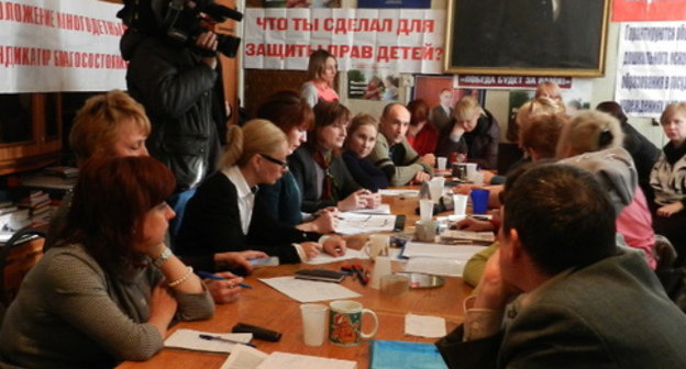 Participants of hunger strike meeting with Volgograd officials. February 7, 2014. Photo by Tatiana Filimonova for the ‘Caucasian Knot’. Participants of hunger strike meeting with Volgograd officials. February 7, 2014. Photo by Tatiana Filimonova for the ‘Caucasian Knot’.