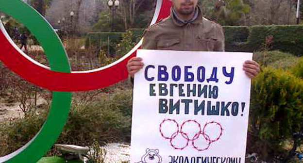 Activist David Khakim in solo picket in support of ecologist Evgeny Vitishko. Sochi, February 17, 2014. Photo by Semen Simonov for the ‘Caucasian Knot’. Activist David Khakim in solo picket in support of ecologist Evgeny Vitishko. Sochi, February 17, 2014. Photo by Semen Simonov for the ‘Caucasian Knot’.