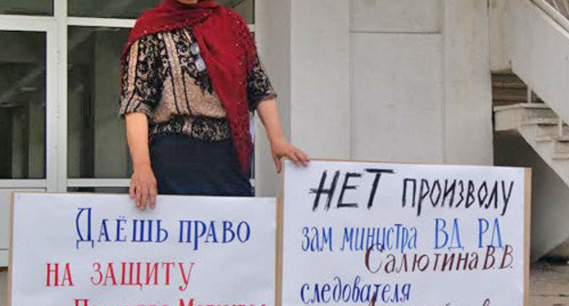 Patimat Abakargadzhieva, mother of Magomed Piraev, at the picket against the abuse of power by the national security service. Makhachkala, July 24, 2013. Photo by Natalya Kraynova for the "Caucasian Knot" Patimat Abakargadzhieva, mother of Magomed Piraev, at the picket against the abuse of power by the national security service. Makhachkala, July 24, 2013. Photo by Natalya Kraynova for the "Caucasian Knot"