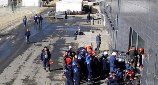 Builders during lunch break. Sochi, ‘Laura’ Biathlon Complex, November 21, 2013. Photo by Tatiana Ukolova for the ‘Caucasian Knot’. Builders during lunch break. Sochi, ‘Laura’ Biathlon Complex, November 21, 2013. Photo by Tatiana Ukolova for the ‘Caucasian Knot’.