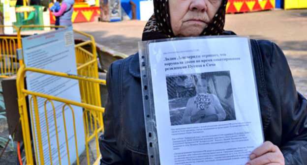 Lydia Lepsveridze held a protest in the centre of Sochi, February 24, 2014. Photo by Svetlana Kravchenko for the ‘Caucasian Knot’. Lydia Lepsveridze held a protest in the centre of Sochi, February 24, 2014. Photo by Svetlana Kravchenko for the ‘Caucasian Knot’.