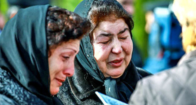 Residents of Azerbaijan came to the memorial to victims of the tragedy in Khodjaly. Baku, Khatainsky District, February 26, 2014. Photo by Aziz Karimov for the "Caucasian Knot" Residents of Azerbaijan came to the memorial to victims of the tragedy in Khodjaly. Baku, Khatainsky District, February 26, 2014. Photo by Aziz Karimov for the "Caucasian Knot"
