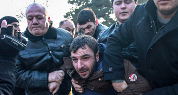 The police breaks up a youth rally in connection with the death of a Karabakh War veteran Zaur Gasanov. Baku, December 29, 2013. Photo by Aziz Karimov for the "Caucasian Knot" The police breaks up a youth rally in connection with the death of a Karabakh War veteran Zaur Gasanov. Baku, December 29, 2013. Photo by Aziz Karimov for the "Caucasian Knot"