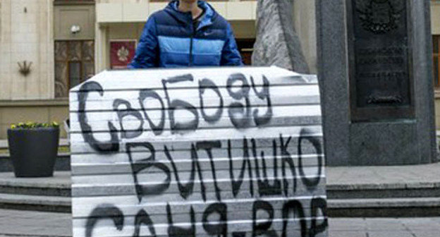 Igor Kharchenko at the solo picket in support of Evgeny Vitishko. Krasnodar, January 19, 2014. Photo from a personal page at http://vk.com/ Igor Kharchenko at the solo picket in support of Evgeny Vitishko. Krasnodar, January 19, 2014. Photo from a personal page at http://vk.com/