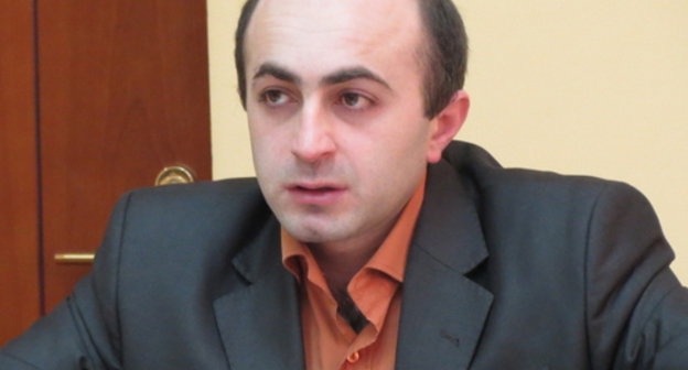 Iyk Khanumyan, chairman of the "National Revival" Party, at a press conference in Stepanakert. Nagorno-Karabakh, February 24, 2014. Photo by Alvard Grigoryan for the ‘Caucasian Knot’. Iyk Khanumyan, chairman of the "National Revival" Party, at a press conference in Stepanakert. Nagorno-Karabakh, February 24, 2014. Photo by Alvard Grigoryan for the ‘Caucasian Knot’.