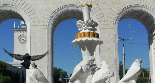 Ukraine, Simferopol. Fontaine ‘Pigeons’. Photo: V.Biletsky, http://uk.wikipedia.org/ Ukraine, Simferopol. Fontaine ‘Pigeons’. Photo: V.Biletsky, http://uk.wikipedia.org/