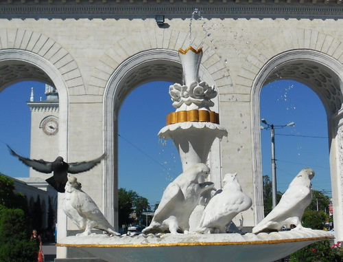 Ukraine, Simferopol. Fontaine ‘Pigeons’. Photo: V.Biletsky, http://uk.wikipedia.org/ Ukraine, Simferopol. Fontaine ‘Pigeons’. Photo: V.Biletsky, http://uk.wikipedia.org/