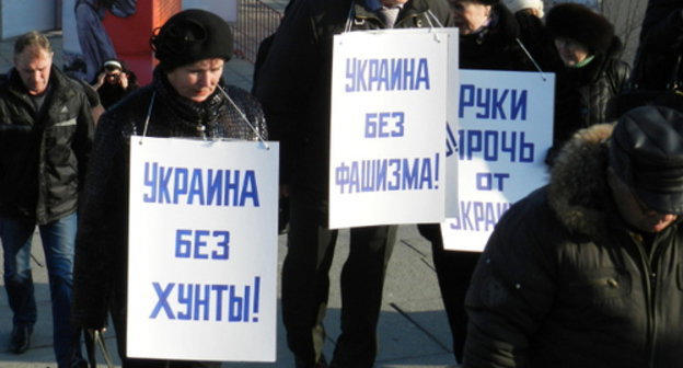 Volgograd residents going to the rally in support of the Russian-speaking population of Ukraine. Volgograd, March 4, 2014. Photo by Tatiana Filimonova for the ‘Caucasian Knot’. Volgograd residents going to the rally in support of the Russian-speaking population of Ukraine. Volgograd, March 4, 2014. Photo by Tatiana Filimonova for the ‘Caucasian Knot’.