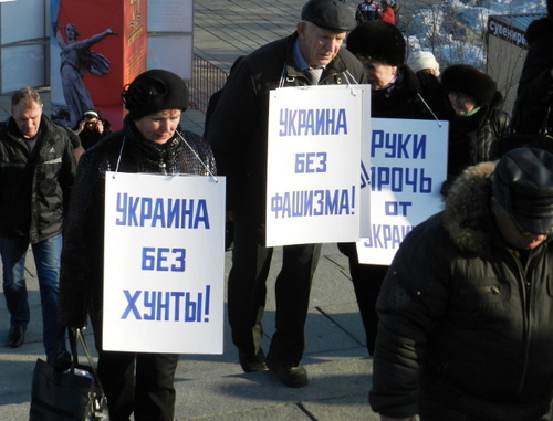Volgograd residents going to the rally in support of the Russian-speaking population of Ukraine. Volgograd, March 4, 2014. Photo by Tatiana Filimonova for the ‘Caucasian Knot’. Volgograd residents going to the rally in support of the Russian-speaking population of Ukraine. Volgograd, March 4, 2014. Photo by Tatiana Filimonova for the ‘Caucasian Knot’.