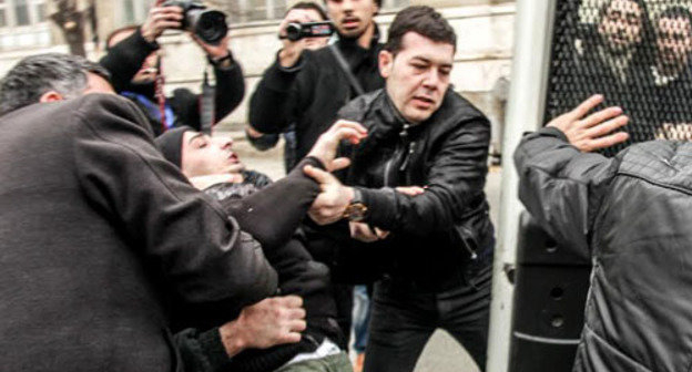 Police officer detaining participant of the rally against demolition of houses. Baku, March 3, 2014. Photo by Aziz Karimov for the ‘Caucasian Knot’. Police officer detaining participant of the rally against demolition of houses. Baku, March 3, 2014. Photo by Aziz Karimov for the ‘Caucasian Knot’.