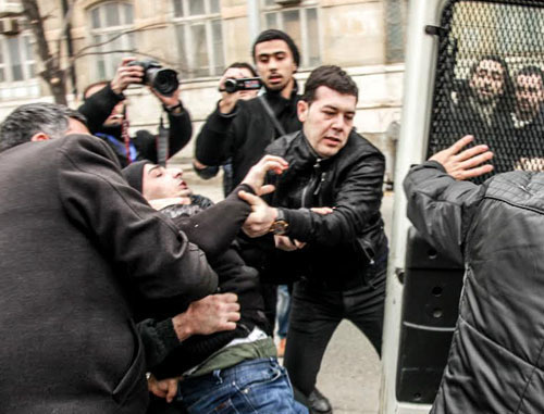 Police officer detaining participant of the rally against demolition of houses. Baku, March 3, 2014. Photo by Aziz Karimov for the ‘Caucasian Knot’. Police officer detaining participant of the rally against demolition of houses. Baku, March 3, 2014. Photo by Aziz Karimov for the ‘Caucasian Knot’.