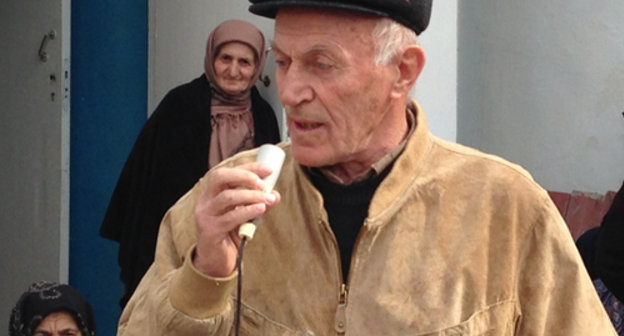 Resident of Irganay village Gusein Gebekov giving a talk before the gathering of representatives of Irganay, Maidanskoe, Arakani, Untsukul villages. Dagestan, Untsukul District, Irganay village, March 5, 2014. Photo by Patimat Makhmudova for the ‘Caucasian Knot’. Resident of Irganay village Gusein Gebekov giving a talk before the gathering of representatives of Irganay, Maidanskoe, Arakani, Untsukul villages. Dagestan, Untsukul District, Irganay village, March 5, 2014. Photo by Patimat Makhmudova for the ‘Caucasian Knot’.