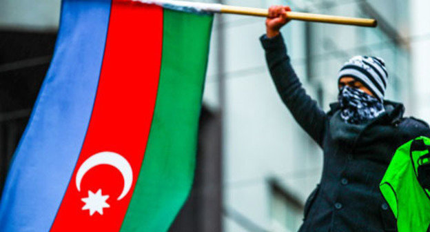Participant of the rally in protest of fuel prices rise holding the flag of Azerbaijan. Baku, December 15, 2013. Photo by Aziz Karimov for the ‘Caucasian Knot’. Participant of the rally in protest of fuel prices rise holding the flag of Azerbaijan. Baku, December 15, 2013. Photo by Aziz Karimov for the ‘Caucasian Knot’.