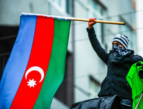Participant of the rally in protest of fuel prices rise holding the flag of Azerbaijan. Baku, December 15, 2013. Photo by Aziz Karimov for the ‘Caucasian Knot’. Participant of the rally in protest of fuel prices rise holding the flag of Azerbaijan. Baku, December 15, 2013. Photo by Aziz Karimov for the ‘Caucasian Knot’.