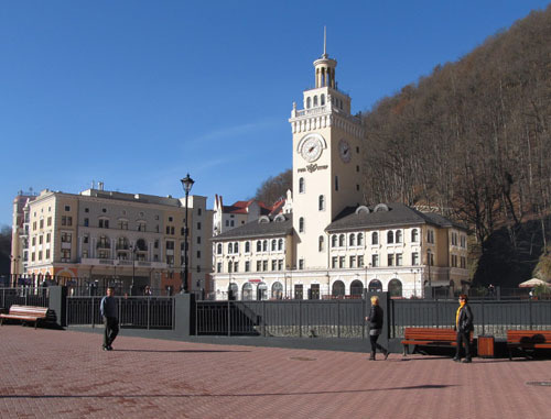 "Roza Khutor", Central square of the hotel complex. Krasnodar Region, November 2013. Photo by Tatiana Ukolova for the ‘Caucasian Knot’. "Roza Khutor", Central square of the hotel complex. Krasnodar Region, November 2013. Photo by Tatiana Ukolova for the ‘Caucasian Knot’.