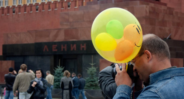 Tourists in Moscow's Red Square. Photo: kersy83, https://www.flickr.com/photos/kersy83/4003523597 Tourists in Moscow's Red Square. Photo: kersy83, https://www.flickr.com/photos/kersy83/4003523597