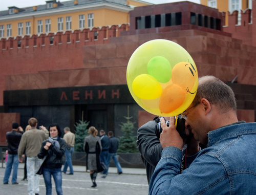 Tourists in Moscow's Red Square. Photo: kersy83, https://www.flickr.com/photos/kersy83/4003523597 Tourists in Moscow's Red Square. Photo: kersy83, https://www.flickr.com/photos/kersy83/4003523597