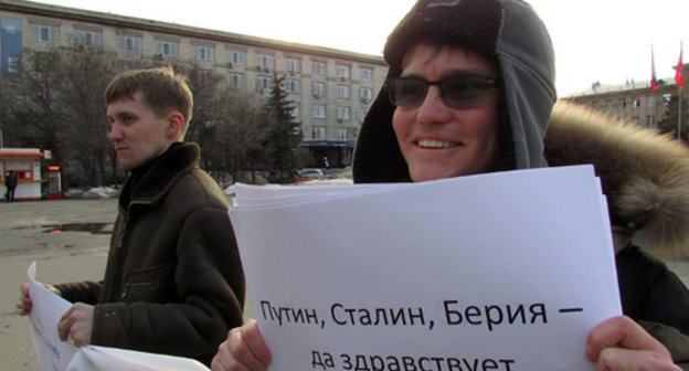 Boris Stikhin, the coordinator of the "International Union of Anarchists", holds absurd-picket. Volgograd, March 13, 2014. Photo by Vyacheslav Yaschenko for the "Caucasian Knot" Boris Stikhin, the coordinator of the "International Union of Anarchists", holds absurd-picket. Volgograd, March 13, 2014. Photo by Vyacheslav Yaschenko for the "Caucasian Knot"