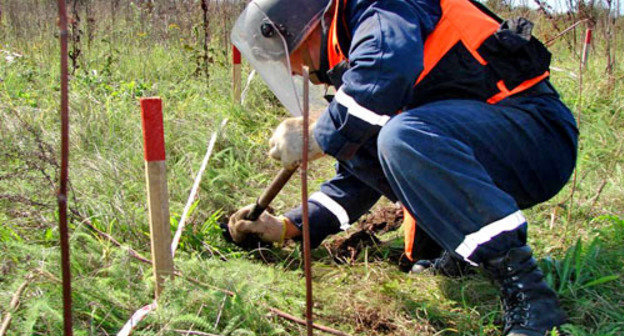 Field engineer demining farmland. Photo http://www.mchs.gov.ru/ Field engineer demining farmland. Photo http://www.mchs.gov.ru/