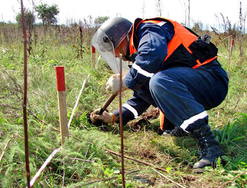 Field engineer demining farmland. Photo http://www.mchs.gov.ru/ Field engineer demining farmland. Photo http://www.mchs.gov.ru/