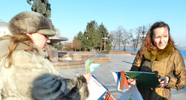 Participants of a picket in support of the Russian-speaking population of the Crimea. Volgograd, March 14, 2014. Photo by Tatyana Filimonova for the "Caucasian Knot" Participants of a picket in support of the Russian-speaking population of the Crimea. Volgograd, March 14, 2014. Photo by Tatyana Filimonova for the "Caucasian Knot"