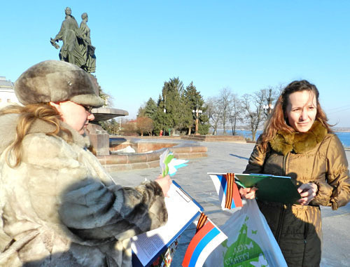 Participants of a picket in support of the Russian-speaking population of the Crimea. Volgograd, March 14, 2014. Photo by Tatyana Filimonova for the "Caucasian Knot" Participants of a picket in support of the Russian-speaking population of the Crimea. Volgograd, March 14, 2014. Photo by Tatyana Filimonova for the "Caucasian Knot"