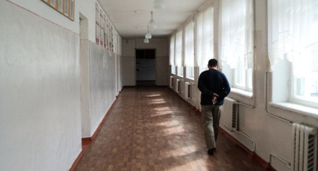 In the corridor of the secondary school of Nizhni Cherek, March 16, 2014. Photo by Lyudmila Maratova for the ‘Caucasian Knot’. In the corridor of the secondary school of Nizhni Cherek, March 16, 2014. Photo by Lyudmila Maratova for the ‘Caucasian Knot’.