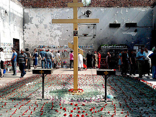 Beslan, school №1. September 1, 2009. Photo of "Caucasian Knot" Beslan, school №1. September 1, 2009. Photo of "Caucasian Knot"