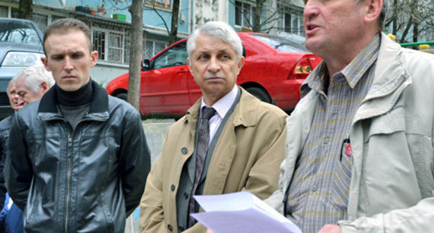 Igor Vasiliev, assistant of Sergey Obukhov, an MP of the Russian State Duma (to the right), takes a petition signed by the sitizens who gathered at the meeting, to hand it over to the State Duma. Sochi, March 2, 2014. Photo by Svetlana Kravchenko for the "Caucasian Knot" Igor Vasiliev, assistant of Sergey Obukhov, an MP of the Russian State Duma (to the right), takes a petition signed by the sitizens who gathered at the meeting, to hand it over to the State Duma. Sochi, March 2, 2014. Photo by Svetlana Kravchenko for the "Caucasian Knot"