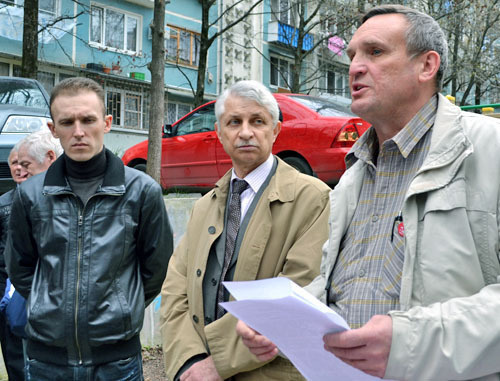 Igor Vasiliev, assistant of Sergey Obukhov, an MP of the Russian State Duma (to the right), takes a petition signed by the sitizens who gathered at the meeting, to hand it over to the State Duma. Sochi, March 2, 2014. Photo by Svetlana Kravchenko for the "Caucasian Knot" Igor Vasiliev, assistant of Sergey Obukhov, an MP of the Russian State Duma (to the right), takes a petition signed by the sitizens who gathered at the meeting, to hand it over to the State Duma. Sochi, March 2, 2014. Photo by Svetlana Kravchenko for the "Caucasian Knot"