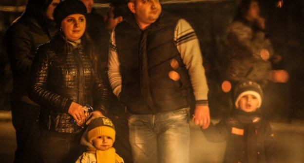 Baku residents near the traditional bonfire during celebrations of Novruz Bayram. March 19, 2014. Photo by Aziz Karimov for the ‘Caucasian Knot’. Baku residents near the traditional bonfire during celebrations of Novruz Bayram. March 19, 2014. Photo by Aziz Karimov for the ‘Caucasian Knot’.