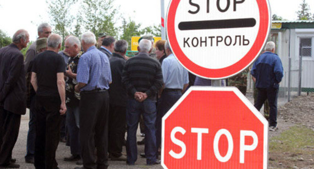 Control point at the border between Abkhazia and Georgia in the Otobaya village of Halsky District. May 2013. Photo by Angela Kuchuberiya for the ‘Caucasian Knot’. Control point at the border between Abkhazia and Georgia in the Otobaya village of Halsky District. May 2013. Photo by Angela Kuchuberiya for the ‘Caucasian Knot’.