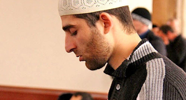 A believer at the prayer in the mosque named after sheikh Deni Arsanov. Grozny. Photo: official site of the mosque "Heart of Chechnya" named after Akhmat-Khadzhi Kadyrov, http://serdce-chechni.ru/ A believer at the prayer in the mosque named after sheikh Deni Arsanov. Grozny. Photo: official site of the mosque "Heart of Chechnya" named after Akhmat-Khadzhi Kadyrov, http://serdce-chechni.ru/