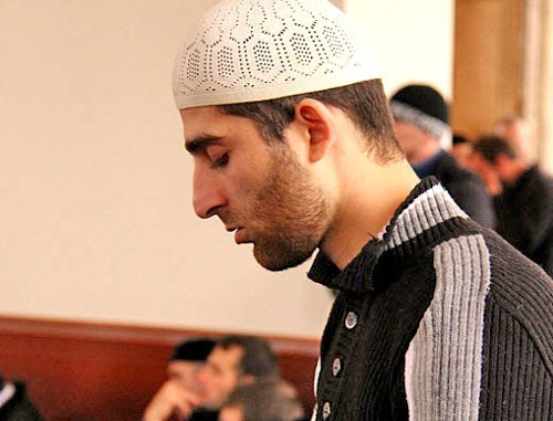 A believer at the prayer in the mosque named after sheikh Deni Arsanov. Grozny. Photo: official site of the mosque "Heart of Chechnya" named after Akhmat-Khadzhi Kadyrov, http://serdce-chechni.ru/ A believer at the prayer in the mosque named after sheikh Deni Arsanov. Grozny. Photo: official site of the mosque "Heart of Chechnya" named after Akhmat-Khadzhi Kadyrov, http://serdce-chechni.ru/