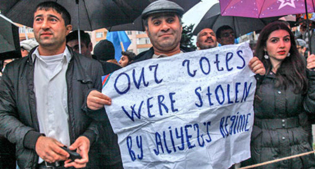 Participants of a protest action with a demand to cancel the results of the presidential election. Baku, October 27, 2013. Photo by Aziz Karimov for the "Caucasian Knot" Participants of a protest action with a demand to cancel the results of the presidential election. Baku, October 27, 2013. Photo by Aziz Karimov for the "Caucasian Knot"