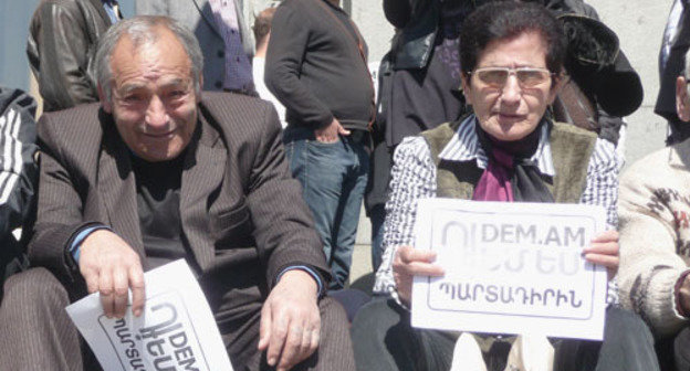 Participants of a protest action against pension reforms. Inscriptions on the leaflets: "DEM.AM/I object". Armenia, Yerevan, March 24, 2014. Photo by Armine Martirosyan for the "Caucasian Knot" Participants of a protest action against pension reforms. Inscriptions on the leaflets: "DEM.AM/I object". Armenia, Yerevan, March 24, 2014. Photo by Armine Martirosyan for the "Caucasian Knot"