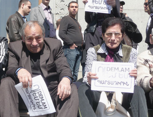 Participants of a protest action against pension reforms. Inscriptions on the leaflets: "DEM.AM/I object". Armenia, Yerevan, March 24, 2014. Photo by Armine Martirosyan for the "Caucasian Knot" Participants of a protest action against pension reforms. Inscriptions on the leaflets: "DEM.AM/I object". Armenia, Yerevan, March 24, 2014. Photo by Armine Martirosyan for the "Caucasian Knot"