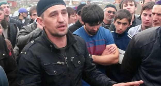 Spontaneous meeting on the Federal Highway "Kavkaz" with a demand to release detained Aliskhan Gurazhev and Mustafa Barkinkhoev. North Ossetia, Prigorodny District, near the village of Novy, April 11, 2014. Screenshot of a video, http://mehkkhel.org/?p=8974 Spontaneous meeting on the Federal Highway "Kavkaz" with a demand to release detained Aliskhan Gurazhev and Mustafa Barkinkhoev. North Ossetia, Prigorodny District, near the village of Novy, April 11, 2014. Screenshot of a video, http://mehkkhel.org/?p=8974