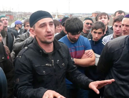Spontaneous meeting on the Federal Highway "Kavkaz" with a demand to release detained Aliskhan Gurazhev and Mustafa Barkinkhoev. North Ossetia, Prigorodny District, near the village of Novy, April 11, 2014. Screenshot of a video, http://mehkkhel.org/?p=8974 Spontaneous meeting on the Federal Highway "Kavkaz" with a demand to release detained Aliskhan Gurazhev and Mustafa Barkinkhoev. North Ossetia, Prigorodny District, near the village of Novy, April 11, 2014. Screenshot of a video, http://mehkkhel.org/?p=8974