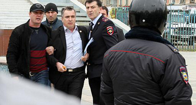 Makhachkala Soviet ROVD policemen detaining Chairman of the Dagestani Regional Public Organization (DRPO) "Union to Protect Human, Citizens' and Peoples' Rights and Freedoms" Ruslan Rasulov. Makhachkala, April 12, 2014. Photo: Ruslan Alibekov/RIFA05 Makhachkala Soviet ROVD policemen detaining Chairman of the Dagestani Regional Public Organization (DRPO) "Union to Protect Human, Citizens' and Peoples' Rights and Freedoms" Ruslan Rasulov. Makhachkala, April 12, 2014. Photo: Ruslan Alibekov/RIFA05