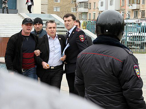 Makhachkala Soviet ROVD policemen detaining Chairman of the Dagestani Regional Public Organization (DRPO) "Union to Protect Human, Citizens' and Peoples' Rights and Freedoms" Ruslan Rasulov. Makhachkala, April 12, 2014. Photo: Ruslan Alibekov/RIFA05 Makhachkala Soviet ROVD policemen detaining Chairman of the Dagestani Regional Public Organization (DRPO) "Union to Protect Human, Citizens' and Peoples' Rights and Freedoms" Ruslan Rasulov. Makhachkala, April 12, 2014. Photo: Ruslan Alibekov/RIFA05