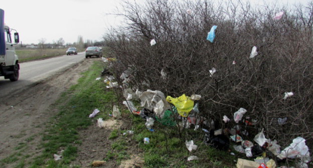 Garbage from household waste disposal covering bushes along the highway. Volgograd Region, Sredneakhtubunsky District, Zakutsky village, April 13, 2014. Photo by Vyacheslav Yaschenko for the ‘Caucasian Knot’. Garbage from household waste disposal covering bushes along the highway. Volgograd Region, Sredneakhtubunsky District, Zakutsky village, April 13, 2014. Photo by Vyacheslav Yaschenko for the ‘Caucasian Knot’.