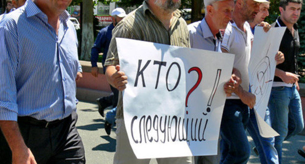 Funeral procession in connection with the murder of journalist Akhmednabi Akhmednabiev. Makhachkala, July 9, 2013. Photo by Patimat Makhmudova for the ‘Caucasian Knot’. Funeral procession in connection with the murder of journalist Akhmednabi Akhmednabiev. Makhachkala, July 9, 2013. Photo by Patimat Makhmudova for the ‘Caucasian Knot’.