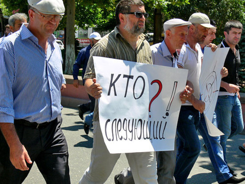 Funeral procession in connection with the murder of journalist Akhmednabi Akhmednabiev. Makhachkala, July 9, 2013. Photo by Patimat Makhmudova for the ‘Caucasian Knot’. Funeral procession in connection with the murder of journalist Akhmednabi Akhmednabiev. Makhachkala, July 9, 2013. Photo by Patimat Makhmudova for the ‘Caucasian Knot’.