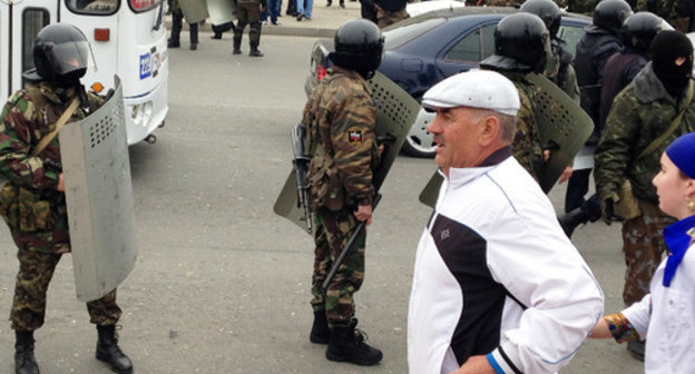 Law enforcement officers and by-passers at the unsanctioned rally in support of Said Amirov in the centre of Makhachkala. April 12, 2014. Photo by Patimat Makhmudova for the ‘Caucasian Knot’. Law enforcement officers and by-passers at the unsanctioned rally in support of Said Amirov in the centre of Makhachkala. April 12, 2014. Photo by Patimat Makhmudova for the ‘Caucasian Knot’.