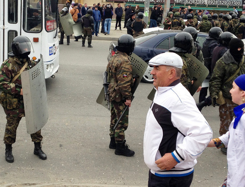 Law enforcement officers and by-passers at the unsanctioned rally in support of Said Amirov in the centre of Makhachkala. April 12, 2014. Photo by Patimat Makhmudova for the ‘Caucasian Knot’. Law enforcement officers and by-passers at the unsanctioned rally in support of Said Amirov in the centre of Makhachkala. April 12, 2014. Photo by Patimat Makhmudova for the ‘Caucasian Knot’.