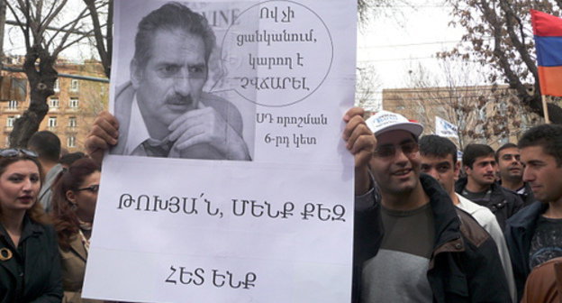 Participants of action against pension reform holding banners with the portrait of the Constitutional Court judge Felix Tokhyan. The banner says: “CC decision, clause 6: those who doesn’t want to pay can’t by obliged to do it”, “Tokhyan, we are with you!”. Yerevan, April 9, 2014. Photo by Armine Martirosyan for the ‘Caucasian Knot’. Participants of action against pension reform holding banners with the portrait of the Constitutional Court judge Felix Tokhyan. The banner says: “CC decision, clause 6: those who doesn’t want to pay can’t by obliged to do it”, “Tokhyan, we are with you!”. Yerevan, April 9, 2014. Photo by Armine Martirosyan for the ‘Caucasian Knot’.