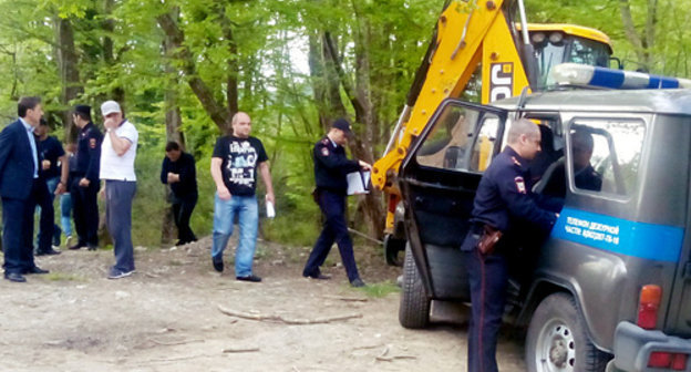 The police and environmental activists at the place of discharge of construction waste in Tsanyk Creek. Sochi, Izobilnaya Street, April 18, 2014. Photo by Vladimir Kimaev, http://ewnc.org/node/13952 The police and environmental activists at the place of discharge of construction waste in Tsanyk Creek. Sochi, Izobilnaya Street, April 18, 2014. Photo by Vladimir Kimaev, http://ewnc.org/node/13952