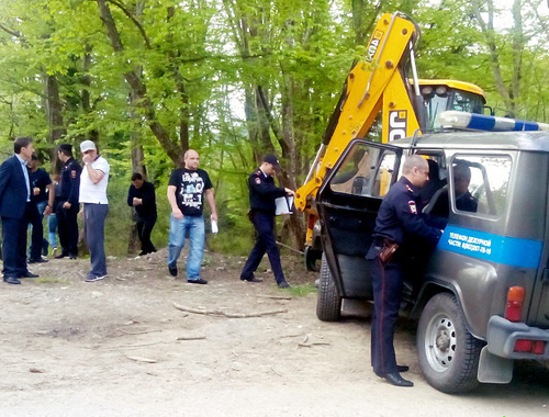 The police and environmental activists at the place of discharge of construction waste in Tsanyk Creek. Sochi, Izobilnaya Street, April 18, 2014. Photo by Vladimir Kimaev, http://ewnc.org/node/13952 The police and environmental activists at the place of discharge of construction waste in Tsanyk Creek. Sochi, Izobilnaya Street, April 18, 2014. Photo by Vladimir Kimaev, http://ewnc.org/node/13952