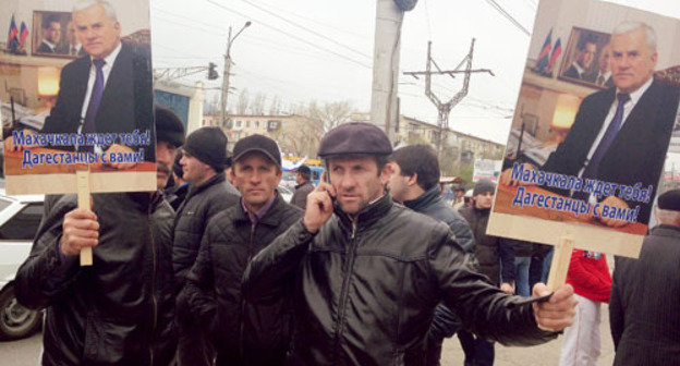 Participants of the people's meeting in support of Said Amirov, a former Mayor of Makhachkala. April 12, 2014. Photo by Patimat Makhmudova for the "Caucasian Knot" Participants of the people's meeting in support of Said Amirov, a former Mayor of Makhachkala. April 12, 2014. Photo by Patimat Makhmudova for the "Caucasian Knot"